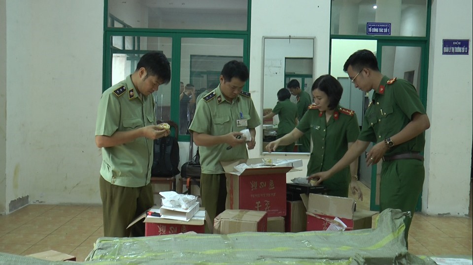 Lực lượng Quản lý thị trường phát hiện nhiều đầu sách không có nguồn gốc.