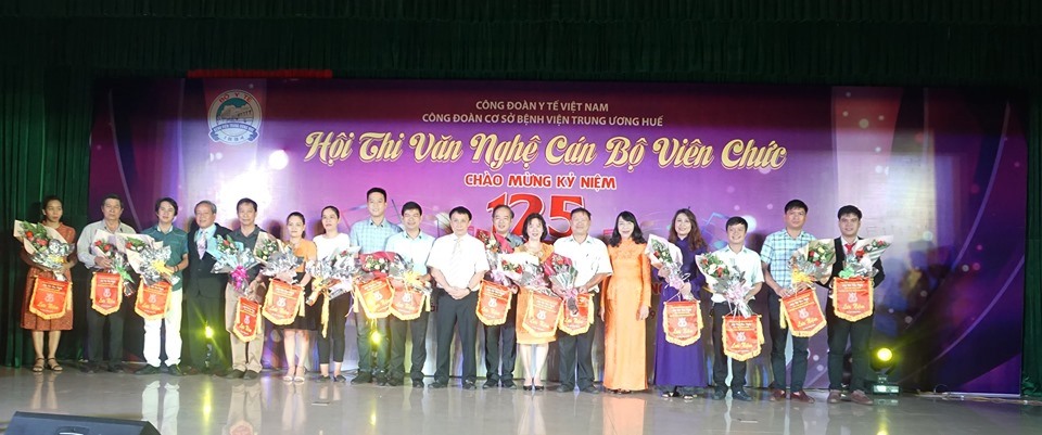 Các đội thi nhận cờ lưu niệm của ban tổ chức. Ảnh: Xuân Thịnh.