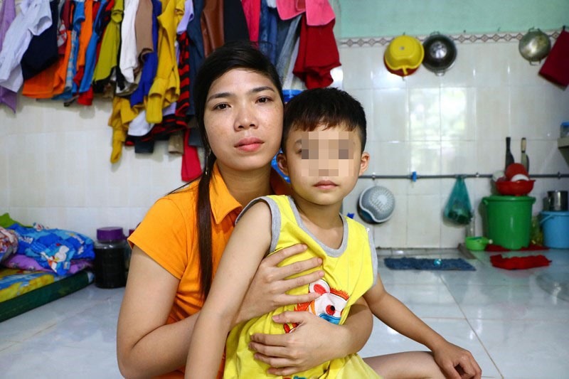 Mẹ con chị Đinh Thị Hiền . Ảnh: L.A