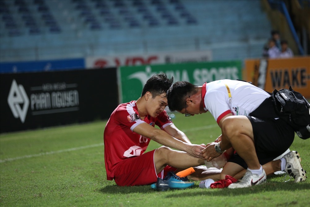 Tiền vệ Hoàng Đức phải nhờ bác sỹ cõng khỏi sân. Ảnh: Hoài Thu