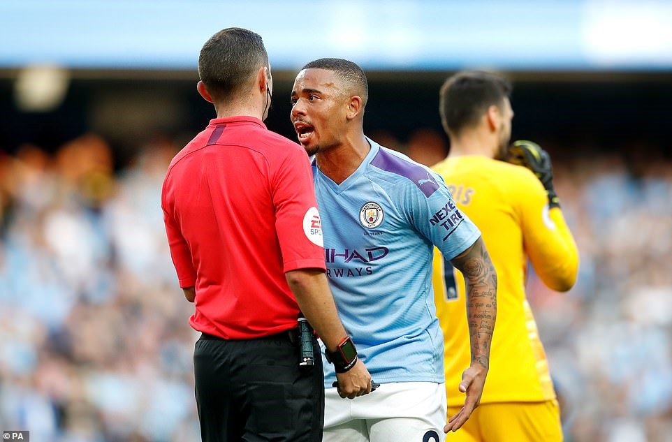 Gabriel Jesus (áo xanh) phản ứng mạnh mẽ với trọng tài Michael Oliver sau khi bị từ chối bàn thắng. Ảnh: PA.