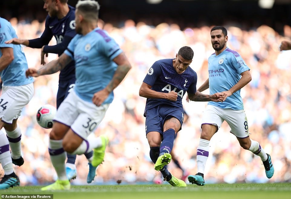 Cú sút xa thành bàn của Erik Lamela (thứ hai từ phải sang). Ảnh: Reuters.