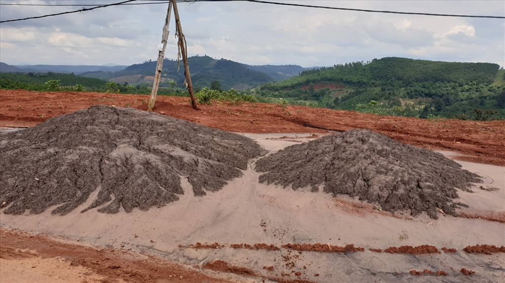 Hiện chưa rõ công ty Đức Thành đã đổ bao nhiêu khối lượng tro bay, xỉ lò, xỉ đáy ra môi trường. Ảnh: HL