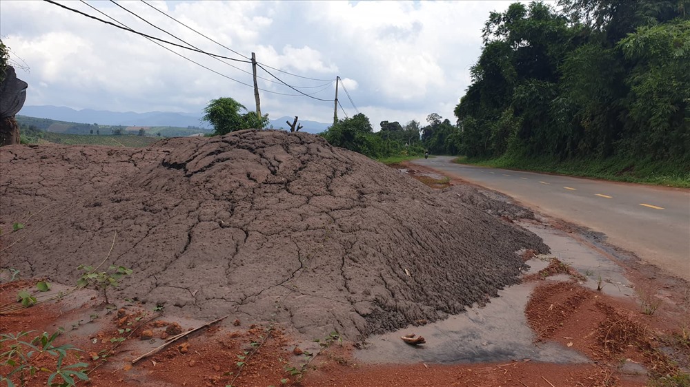 Sở TNMT đã giao thị xã Gia Nghĩa, huyện Đắk G'long lập biên bản, xử lý vi phạm hành chính đối với công ty Đức Thành. Ảnh: HL