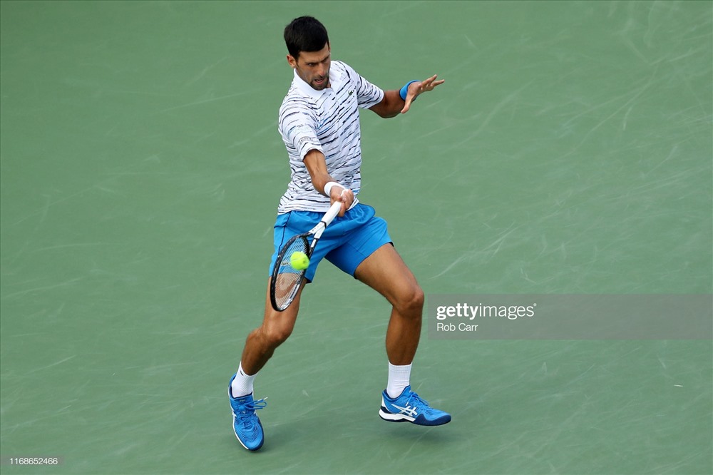 Djokovic làm chủ set 1 bằng những cú phải tay hiểm hóc. Ảnh: Getty.
