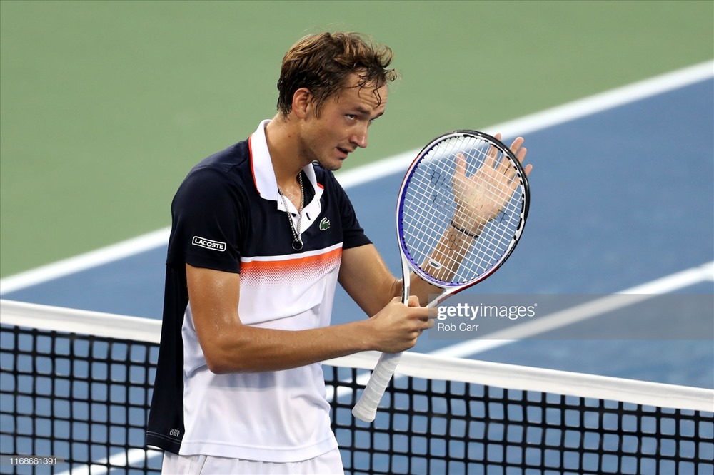 Medvedev chơi bền bỉ và vượt lên trong game bản lề để thắng set 2. Ảnh: Getty.