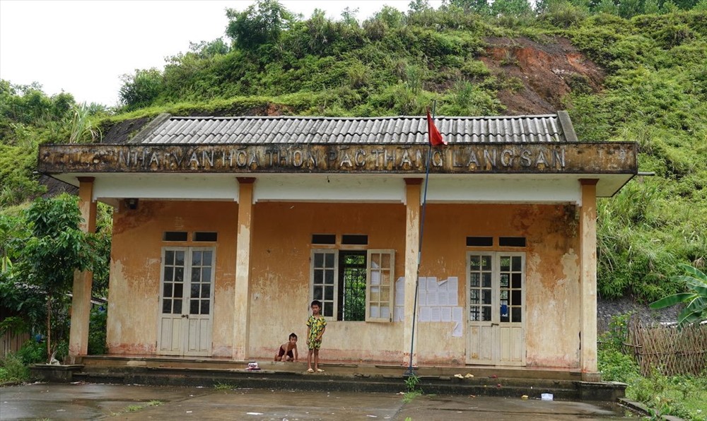 Nhà văn hóa thôn Chợ Cũ mốc thếch hoang phế ở nơi tái định cư.