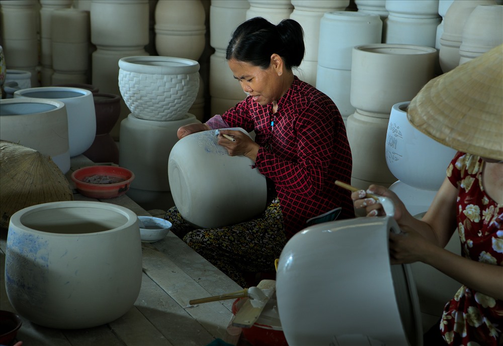 Trong xưởng gốm.
