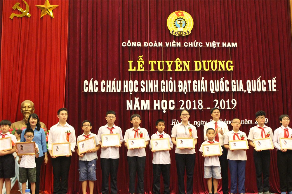 Phó Chủ tịch Tổng LĐLĐVN, Chủ tịch CĐVCVN Ngọ Duy Hiểu (ở giữa) và Trưởng ban Nữ công Tổng LĐLĐVN Trịnh Thanh Hằng tuyên dương các cháu đạt huy chương vàng quốc tế. Ảnh: Đ.P