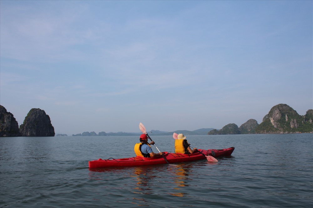 Du khách được chèo kayak nhưng không được tắm. Ảnh: Nguyễn Hùng