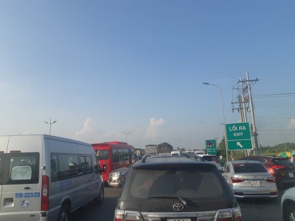 Hàng nghìn phương tiện chôn chân tại chổ không nhúc nhích được. Ảnh CTV