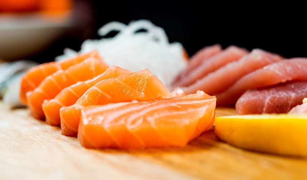 4. Cá hồi và cá ngừ chứa vitamin B6, khoáng chất cơ thể bạn cần để tạo ra hormone melatonin tạo cảm giác buồn ngủ. Hãy hưởng thức món salad cá hồi vào bữa tối, chúng sẽ giúp bạn ngủ ngon và sâu giấc hơn. Ảnh: Metro.