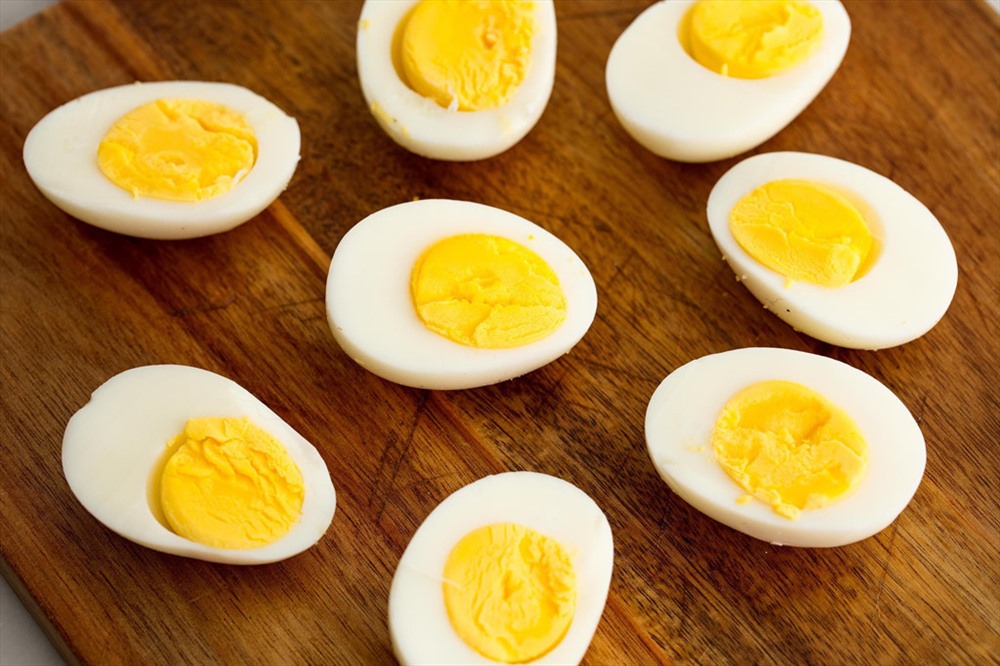 1. Trứng luộc chín: Nhiều người thường ăn trứng luộc vào buổi sáng, nhưng trứng cũng có ích vào ban đêm. Trứng chứa cả protein để giúp bạn no bụng và tryptophan khiến bạn buồn ngủ. Ảnh: Delish.