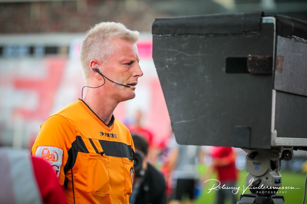 VAR đã cứu Sint-Truiden khỏi một quả penalty. Ảnh: STVV