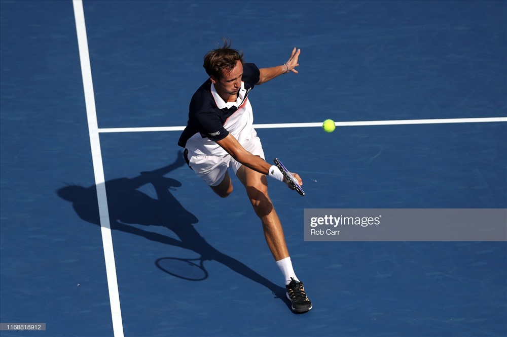 Medvedev bản lĩnh trong loạt tie break để vượt lên. Ảnh: Getty.