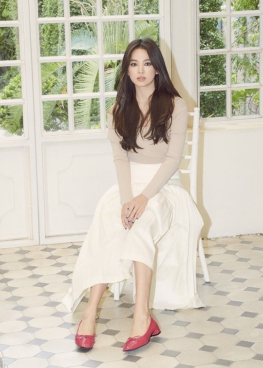 Sau ồn ào ly hôn, Song Joong Ki tập trung quay phim và tránh báo giới thì Song Hye Kyo lại tích cực tham gia các sự kiện. Nữ diễn viên 38 tuổi vẫn là gương mặt được các nhãn hàng, thương hiệu ưa chuộng.