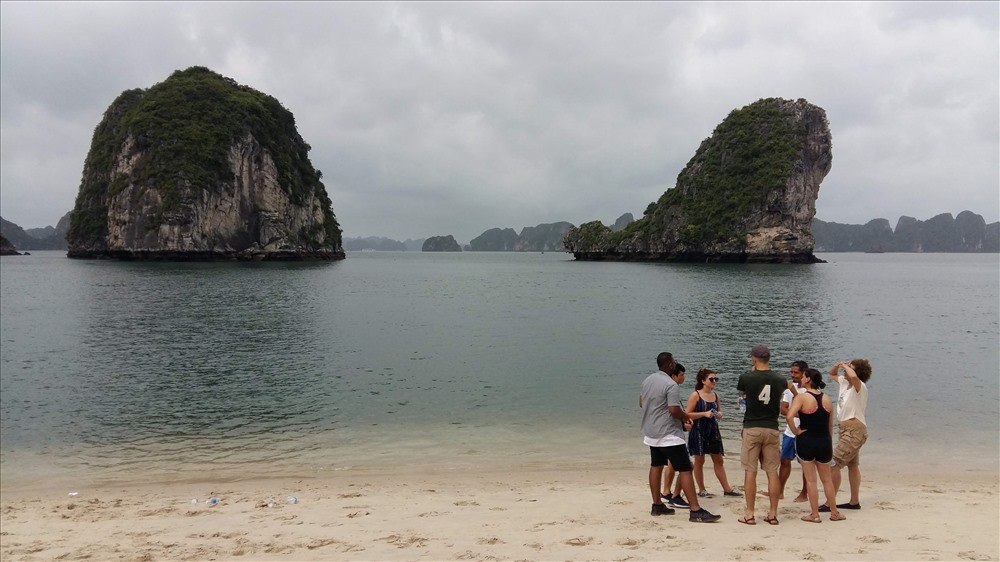 Một bãi biển tuyệt đẹp giữa vịnh Bái Tử Long. Ảnh: Nguyễn Hùng