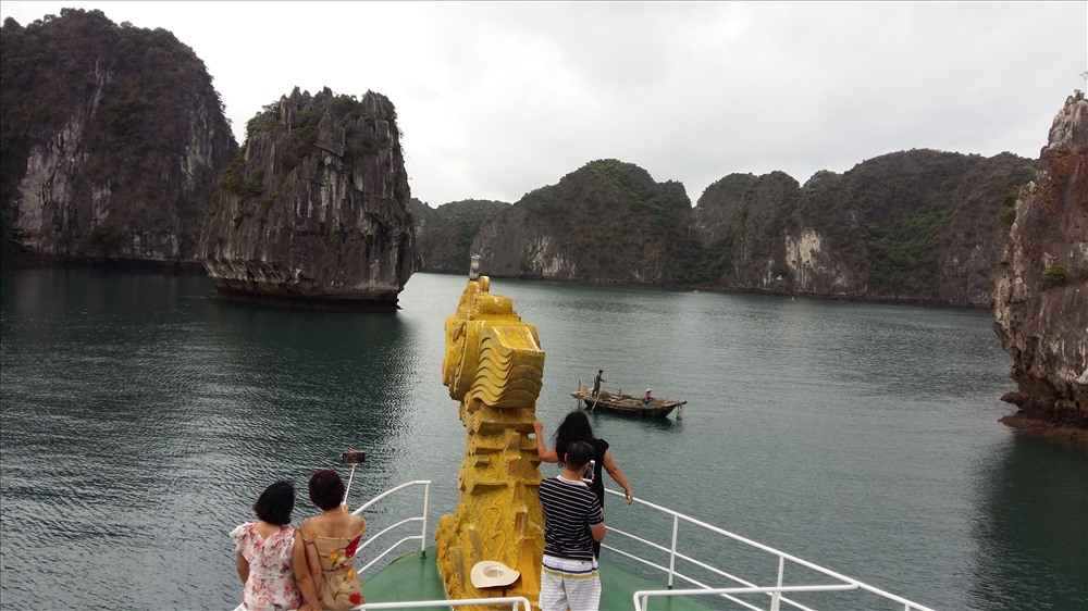 Rong ruổi trên vịnh Bái Tử Long. Ảnh: Nguyễn Hùng
