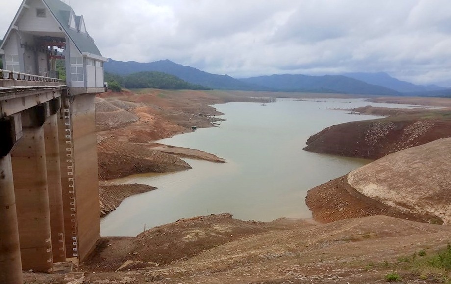 Mực nước ở thủy điện Rào Quán rơi xuống mực nước chết. Ảnh: Hưng Thơ.
