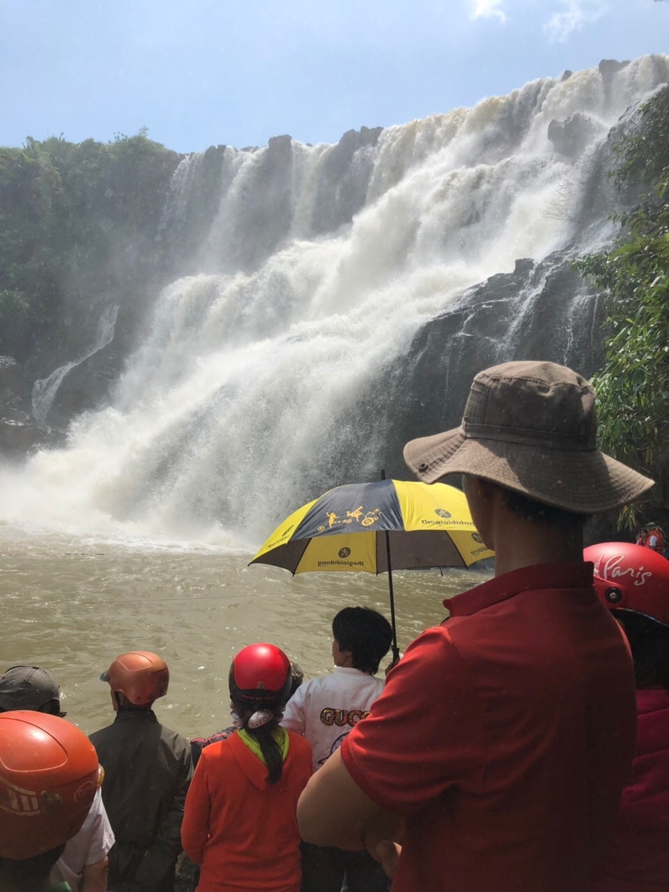 Nước ở thác Ia Găng chảy rất xiết, ít nhiều gây khó khăn cho đội tìm kiếm. Ảnh Đ.V