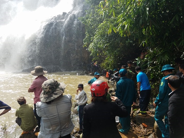 Lực lượng cứu nạn, cứu hộ liên tục được bổ sung để tìm kiếm. Ảnh Đ.V