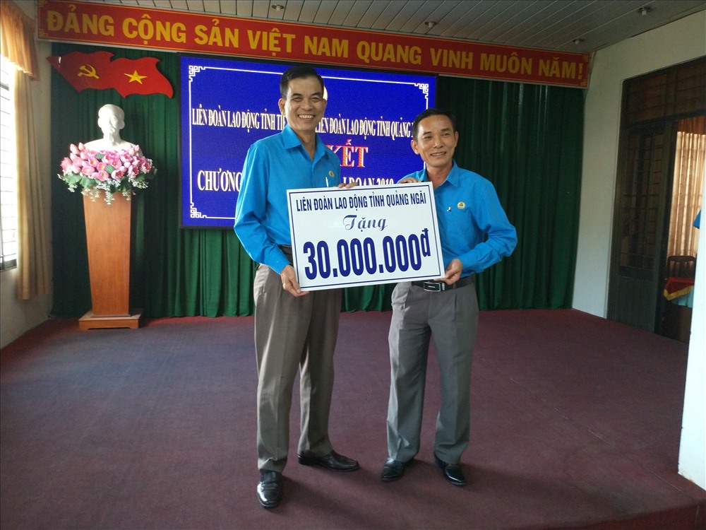 LĐLĐ tỉnh Quảng Ngãi trao tiền hỗ trợ đoàn viên công đoàn tỉnh Tiền Giang gặp khó khăn. Ảnh: K.Q