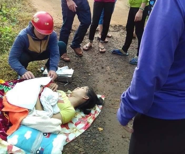 Hình ảnh sản phụ bị bỏ bên lề đường - Ảnh lan truyền trên mạng.