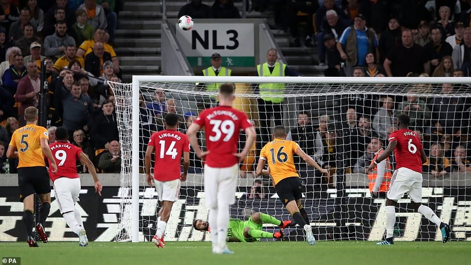 Pogba tự tay tước đi chiến thắng cho đội nhà. Ảnh: Reuters & PA.