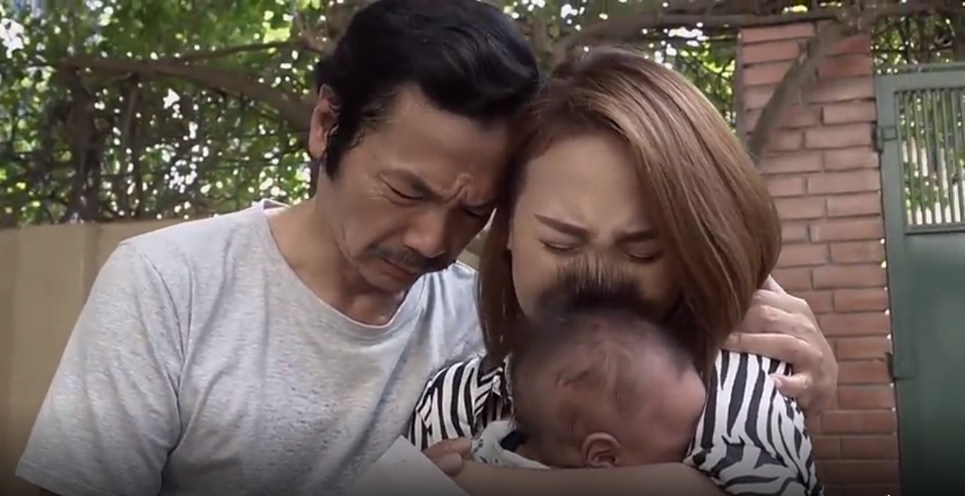 Ông Sơn ôm thư khóc nức nở.