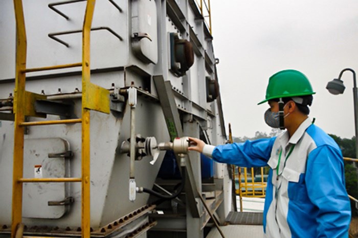 Công nhân Nhà máy xử lý chất thải công nghiệp phát điện tại Khu liên hợp xử lý chất thải Nam Sơn, Sóc Sơn, HN.
