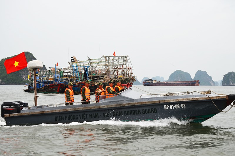 Lực lượng chức năng tuần tra, kêu gọi tàu thuyền, con người về nơi tránh trú bão. Ảnh: BQN