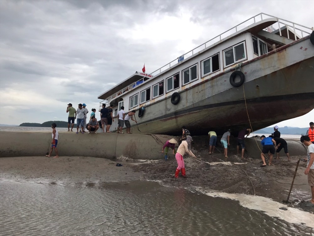 Do đêm tối, thủy triều lên cao và khu vực thi công không có biển cảnh báo, nên thuyền trưởng dù là người dân địa phương cũng không phát hiện được đê bao. Ảnh: Nguyễn Hùng