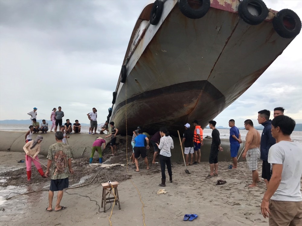 Nước rút đi, mũi tàu cao hơn đuôi hàng mét. Ảnh: Nguyễn Hùng