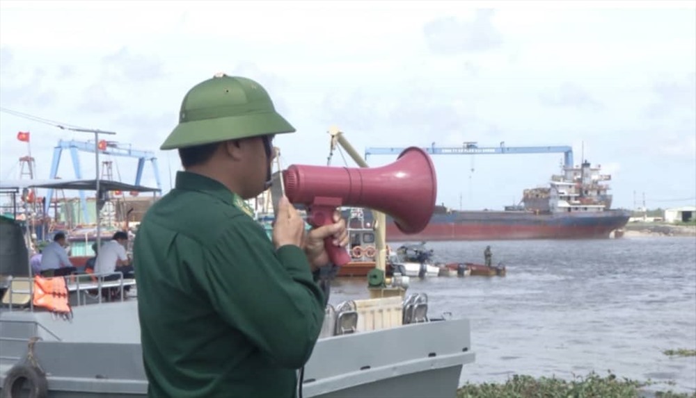 Kêu gọi tàu thuyền vào nơi tránh trú bão an toàn. Ảnh: KL