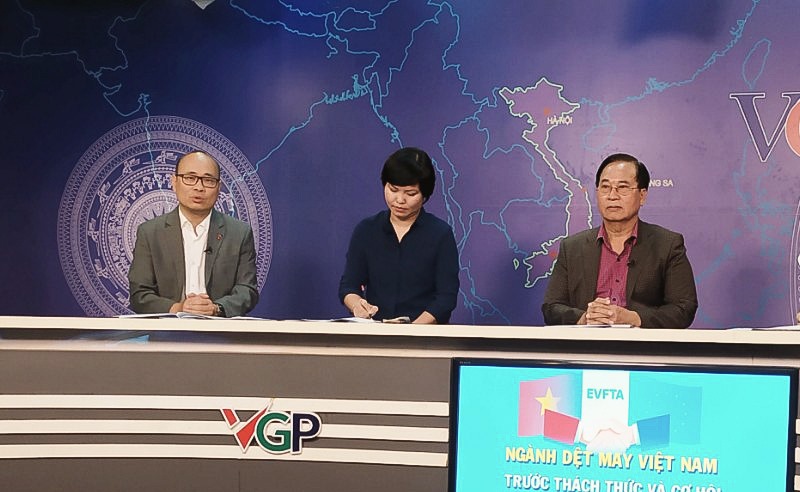 Các khách mời tại buổi tọa đàm: Ông Lương Hoàng Thái (ngoài cùng bên trái), bà Nguyễn Thị Thu Trang (giữa) và ông Vũ Đức Giang (phải). Ảnh: ST