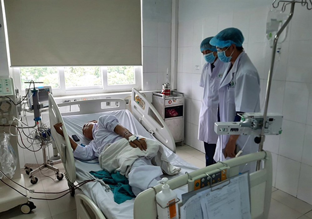 Bệnh nhân đang được theo dõi chạy thận