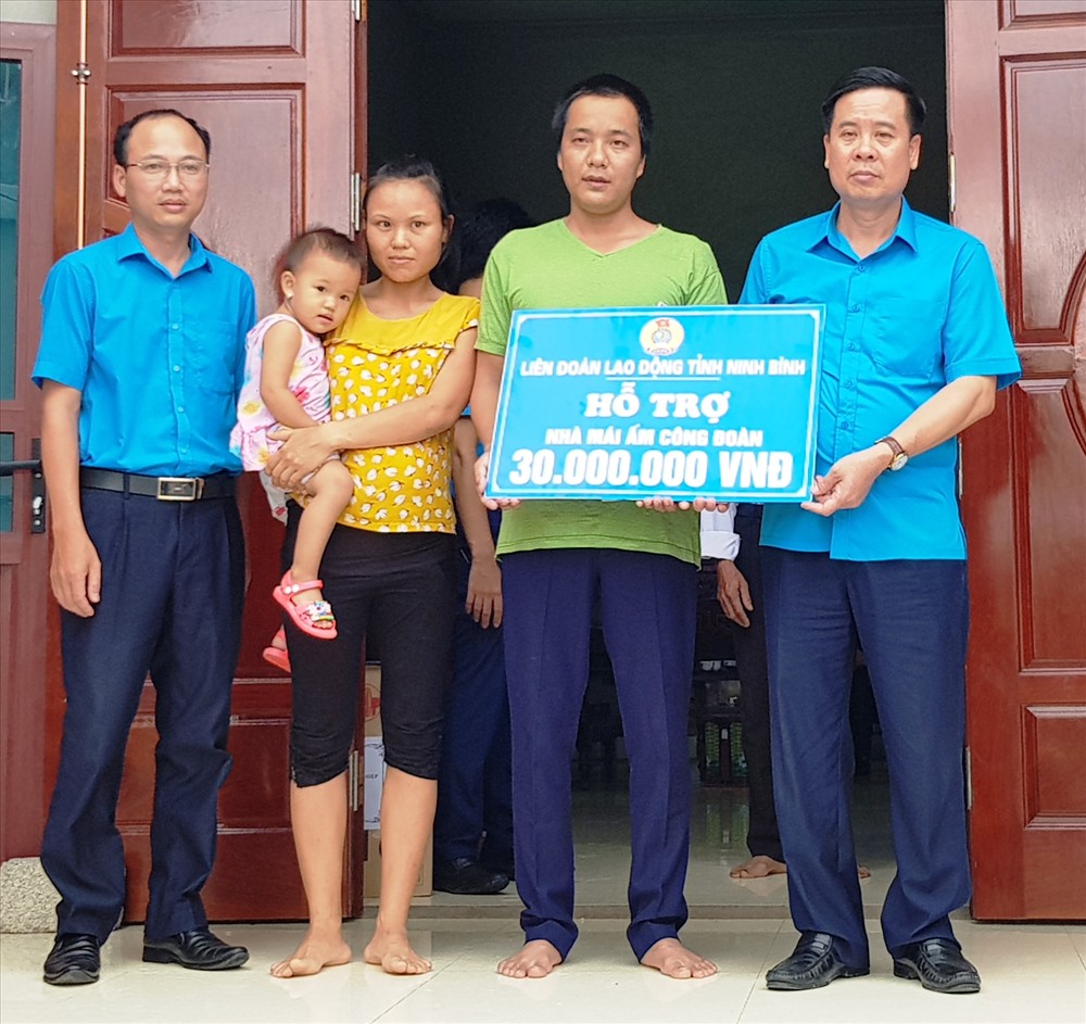 Đại diện lãnh đạo LĐLĐ tỉnh Ninh Bình và công đoàn các Khu công nghiệp tỉnh trao tiền hỗ trợ cho gia đình anh Quách Văn Tư (đoàn viên công đoàn Công ty CP Hyundai Thành Công). Ảnh: NT