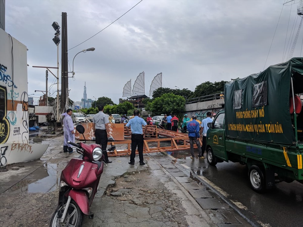 Cơ quan chức năng đang làm việc tại hiện trường. Ảnh:PV