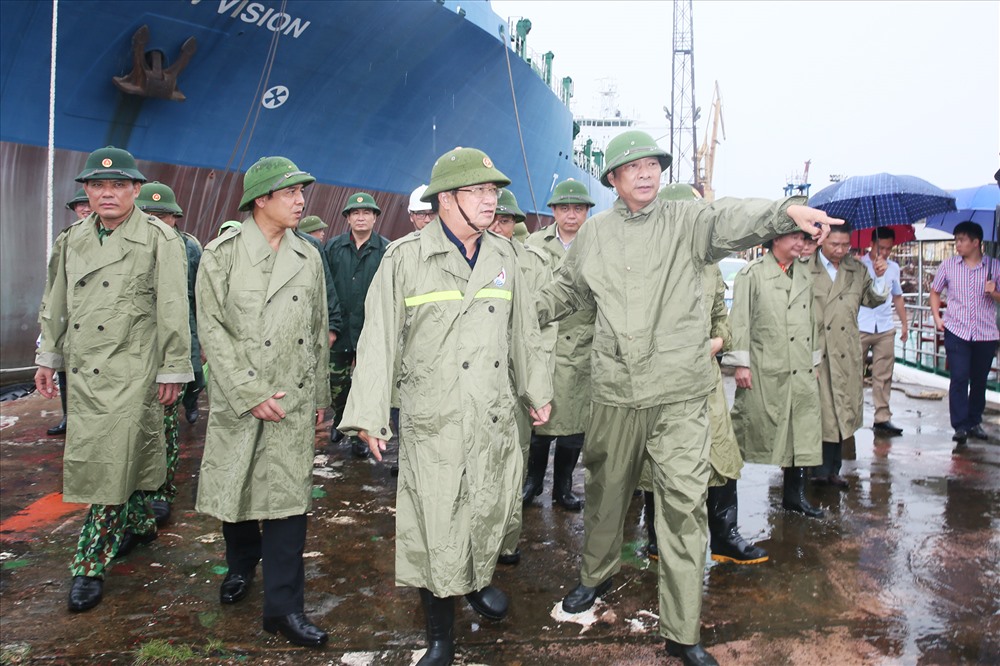 Phó Thủ tướng Trịnh Đình Dũng kiểm tra khu vực tránh trú bão của tàu du lịch tại phường Giếng Đáy, TP Hạ Long. Ảnh: Đỗ Phương