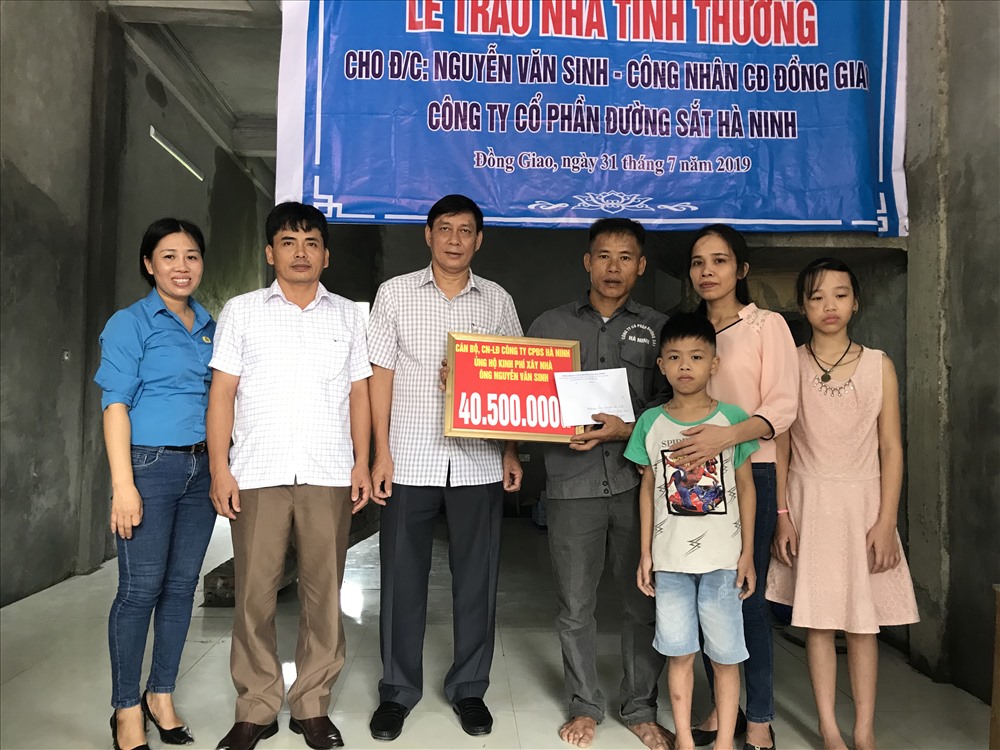 Lãnh đạo Công ty trao kinh phí do CNVCLĐ Công ty ủng hộ cho anh Nguyễn Văn Sinh