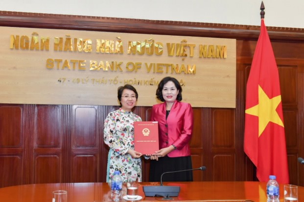 Phó Thống đốc Nguyễn Thị Hồng trao quyết định bổ nhiệm Phó Vụ trưởng Vụ Truyền thông cho đồng chí Hoàng Thanh Nhàn. Ảnh SBV