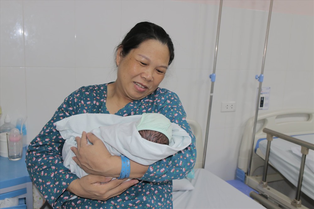 Chị Tuyết hạnh phúc bên con. Ảnh: BSCC