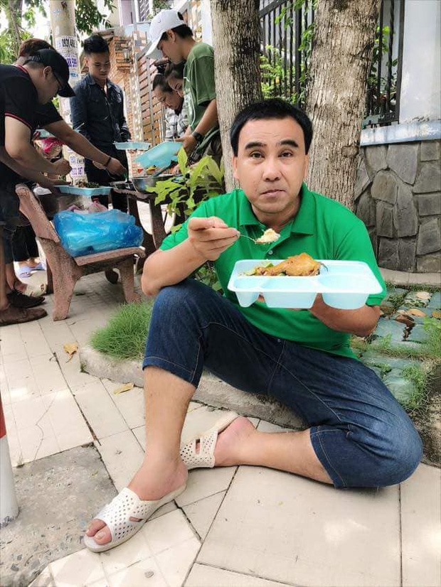 Nam MC Quyền Linh giản dị với đôi dép tổ ong. Ảnh: ST