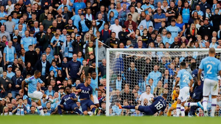 Khoảnh khắc VAR tước đi chiến thắng của Man City. Ảnh: Reuters.