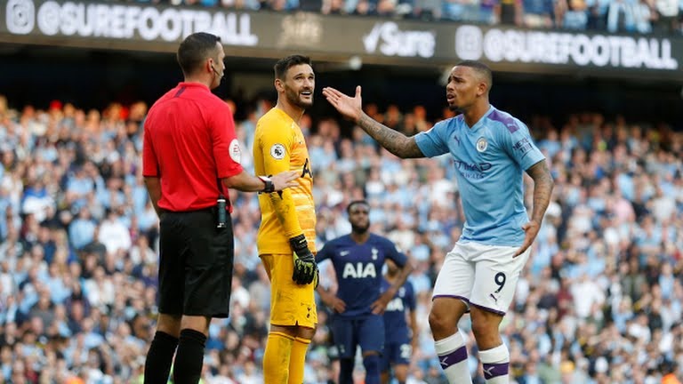Khoảnh khắc VAR tước đi chiến thắng của Man City. Ảnh: Reuters.