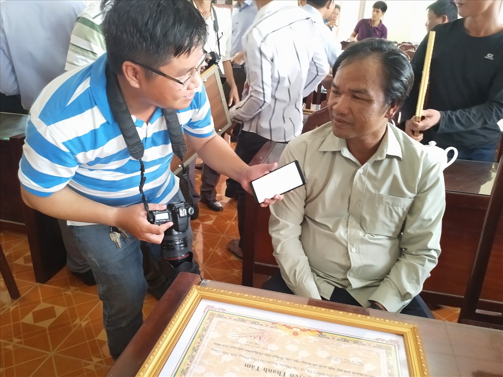 Thuyền trưởng Nguyễn Thành Tâm trả lời phóng iên. Ảnh: K.Q