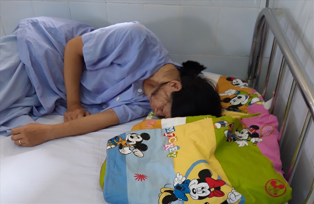 Cả gia đình đang tập trung chăm sóc để chị Yến sớm bình phục.