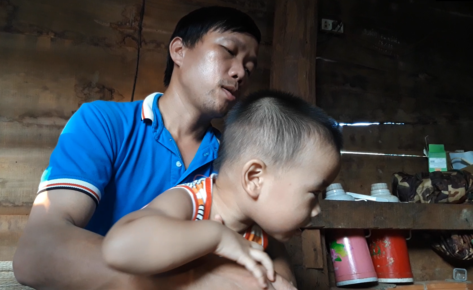 Anh Sắc phải ở nhà trông đứa con trai nhỏ trong khi vợ nằm ở bệnh viện tỉnh điều trị.