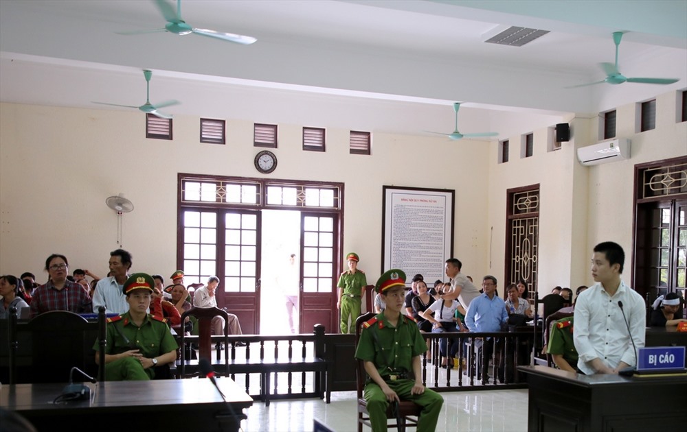 Suốt phiên tòa, bị cáo Hoài cứ ngoái đầu nhìn về phía gia đình mình và gia đình nạn nhân, gửi lời xin lỗi. Ảnh: Hưng Thơ.