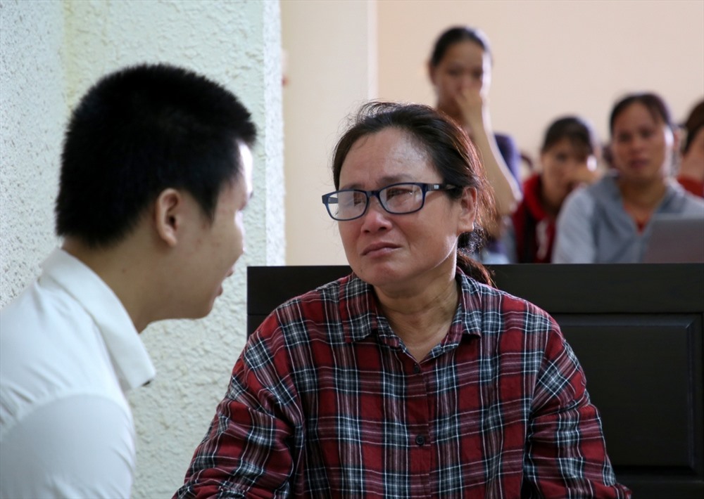 Mẹ của bị cáo đau xót khi con trai vướng vào lao lý, còn gia đình phải gánh khoản đền bù không biết bao giờ mới trả hết. Ảnh: Hưng Thơ.